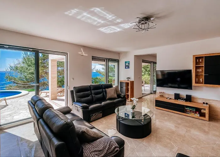 Neptune Стариград-Пакленица