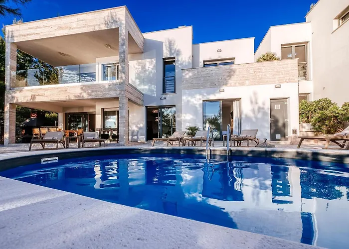 Neptune * Стариград-Пакленица